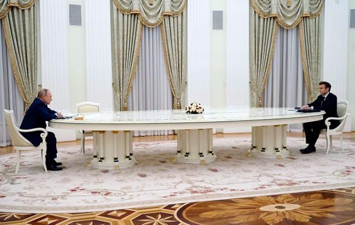 table macron poutine