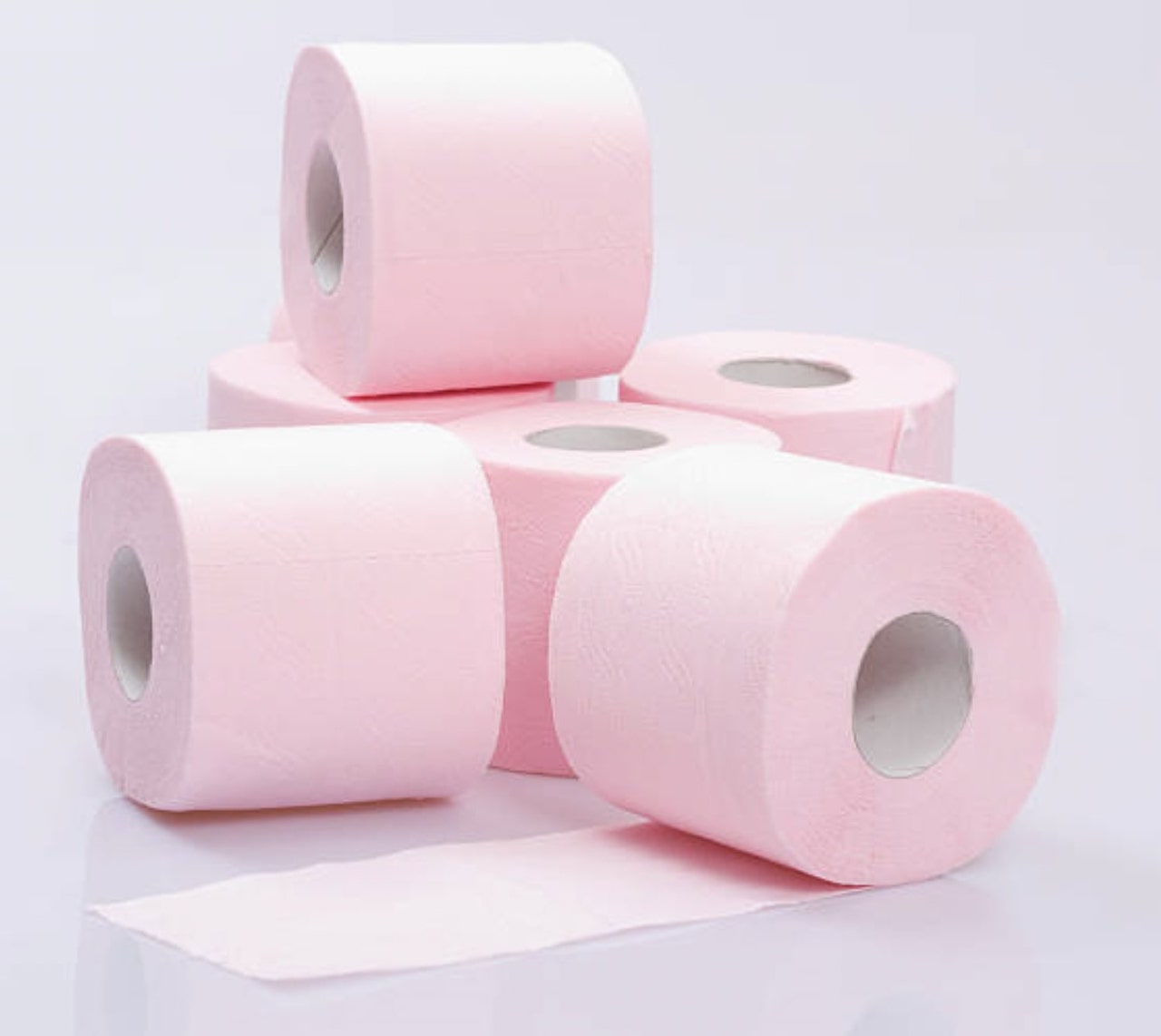 Розовая туалетная бумага. Ярко розовая туалетная бумага. Розовая туалетная бумага во Франции. Туалетная бумага с розовыми облачками.