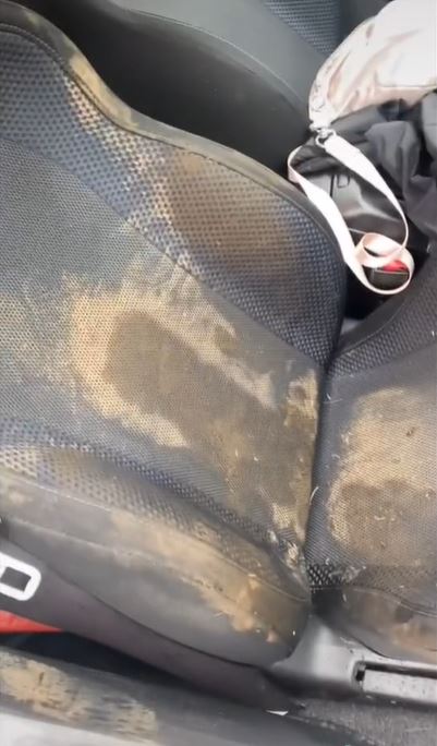 Elle découvre de la boue dans sa voiture... et un homme nu