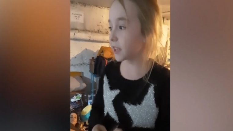 "Aussi beau que déchirant !" Cette petite Ukrainienne interprétant "Libérée, délivrée" émeut la toile ! (vidéo)