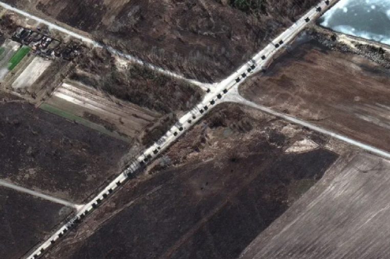 Des images impressionnantes du convoi militaire Russe de 60 km en approche de la capitale Ukrainienne