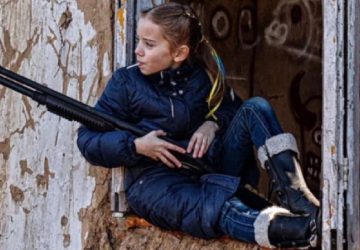 Guerre en Ukraine : découvrez la véritable histoire de cette petite fille armée, sucette en bouche