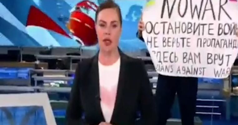 Insolite : "Ne croyez pas la propagande. On vous ment" Une jeune femme interrompt le journal russe avec une pancarte anti-guerre (vidéo)