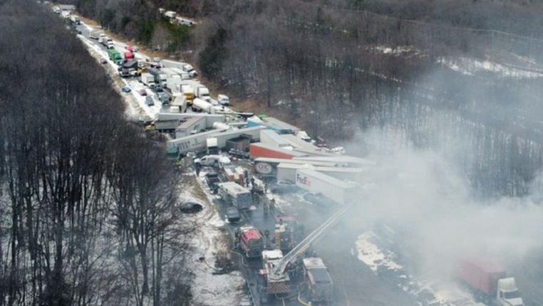 Pennsylvanie : la neige et le brouillard épais occasionnent un terrible accident sur les routes ! (vidéo)
