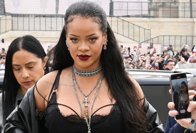 Rihanna fait sensation avec son baby-bump en tenue très osée ! 