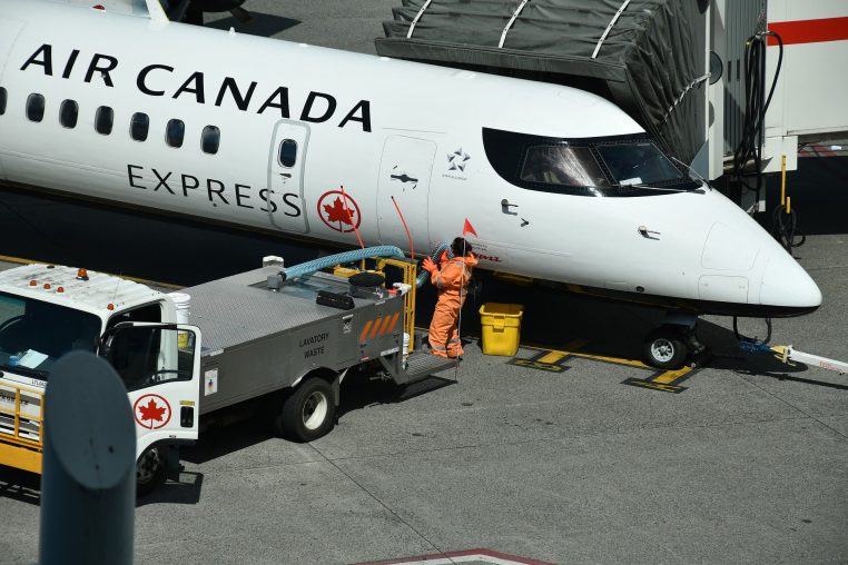 Vous êtes vous déjà demander ce qu'il se passait lorsque vous tirez la chasse d'eau des toilettes d'un avion Découvrez la réponse !