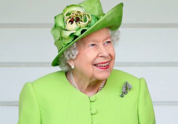 Vous vous demandez pourquoi la Reine Elizabeth II est toujours habillée avec des couleurs vives ? On a la réponse !