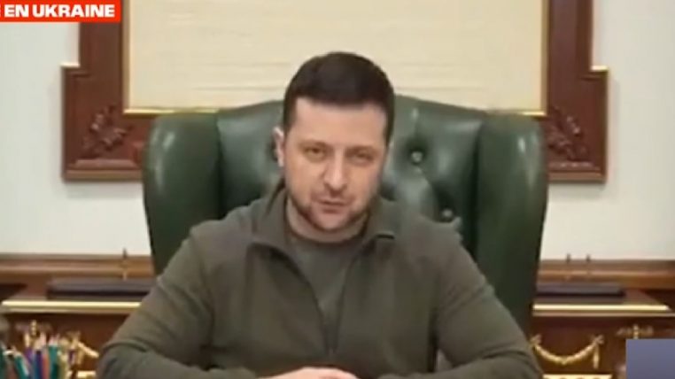 Zelensky affirme être toujours à Kiev dans son bureau présidentiel et y tourne une vidéo