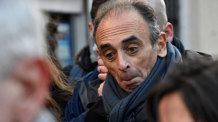 Éric Zemmour : le candidat se trompe sur les paroles de la Marseillaise en plein meeting politique