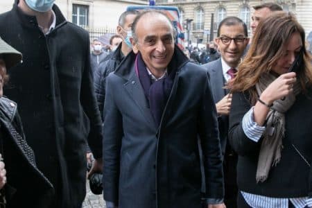 eric zemmour rue recoit projectile