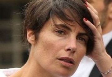 Alessandra Sublet menottée