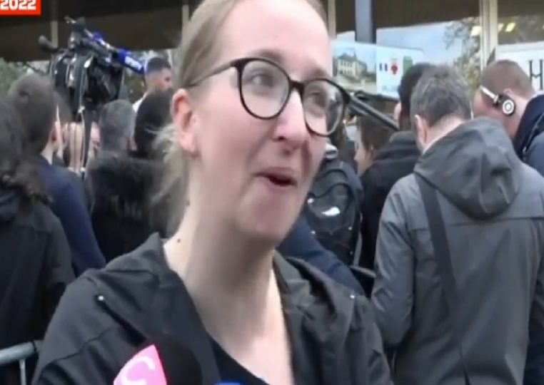 "C'est Macron quoi, il est faux !" La jeune femme qui a échangé avec le Président sur ses propos contre les non-vaccinés affirme ne pas voter pour lui au second tour ! (vidéo)