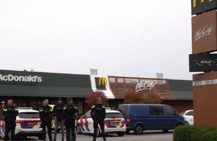 Choc au Pays-Bas ! Un individu ouvre le feu dans un McDonald's et tue deux frères ! (vidéo)