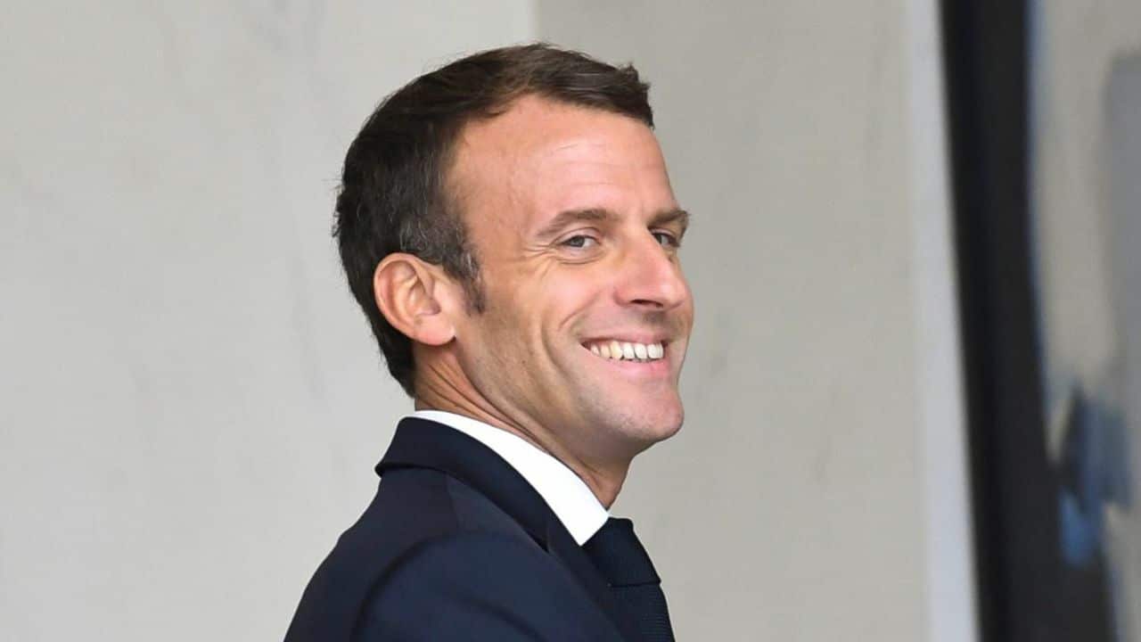 Emmanuel Macron destitution