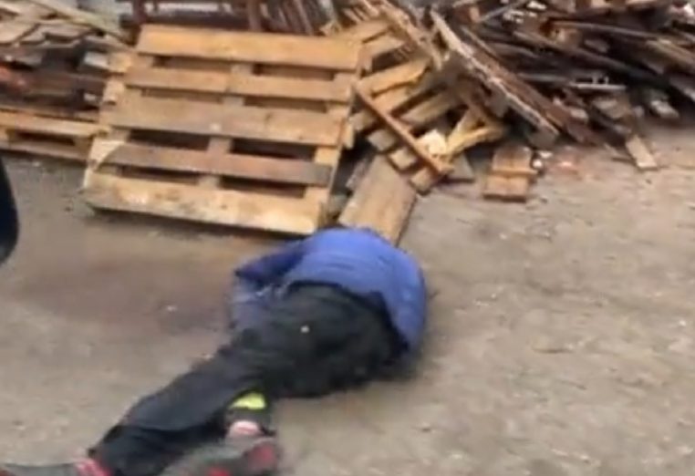 Guerre en Ukraine : vidéo choc ! A Boutcha, des centaines de corps de civils gisent sur le bitume !