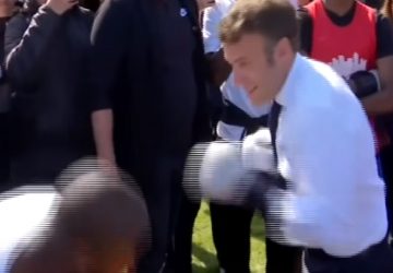 Vidéo : à la rencontre des habitants, Macron enfile les gants de boxe !