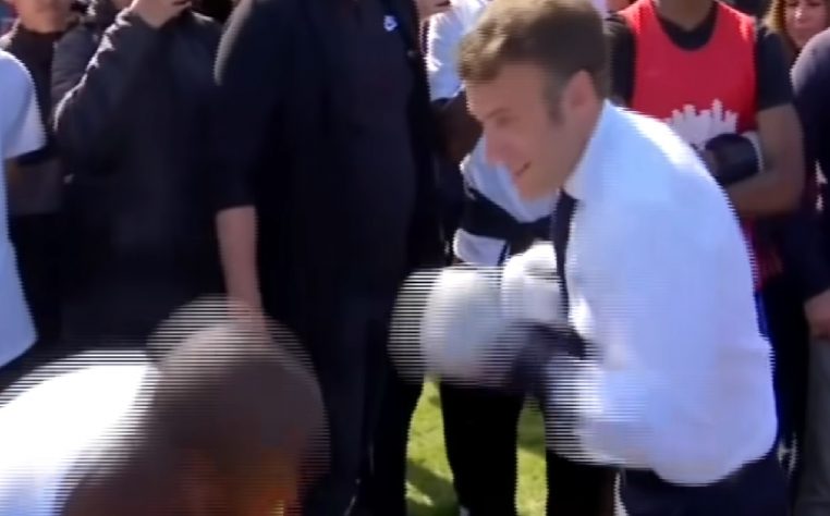 Vidéo : à la rencontre des habitants, Macron enfile les gants de boxe !