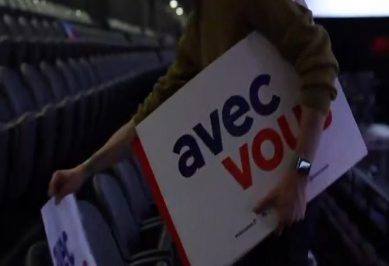 "Mieux qu'un concert de Johnny Hallyday !" Découvrez la bande-annonce officielle du meeting d'Emmanuel Macron ! (vidéo)
