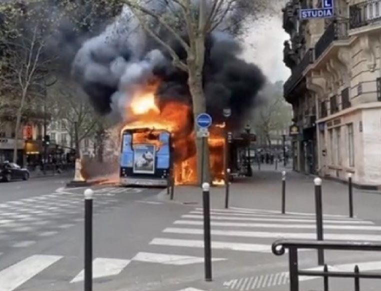 Paris : un bus électrique de la RATP prend subitement feu en pleine rue !