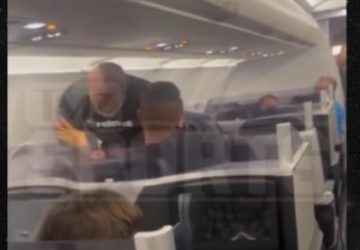 Vidéo : Mike Tyson perd son sang froid et boxe un passager à bord d'un avion !