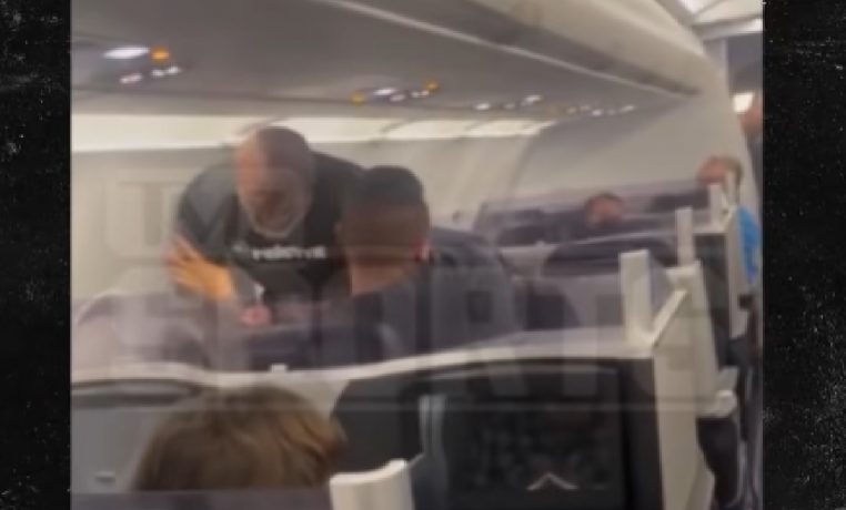 Vidéo : Mike Tyson perd son sang froid et boxe un passager à bord d'un avion !