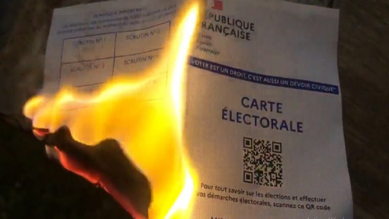 Xavier Beauvois : fou de rage de la défaite de Mélenchon, il brûle en direct sa carte électorale !