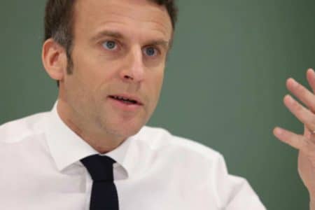 emmanuel macron age depart retraite