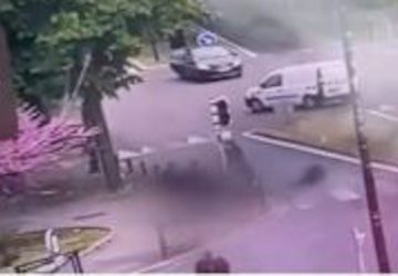 homme rue machette