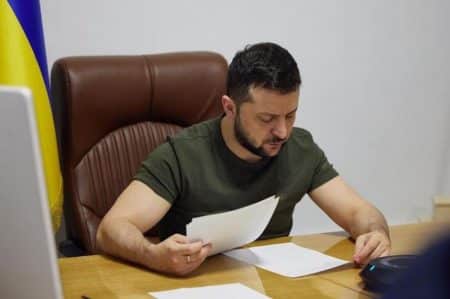 Guerre en Ukraine : Volodymyr Zelensky métamorphosé par la guerre, la photo choc avant/après