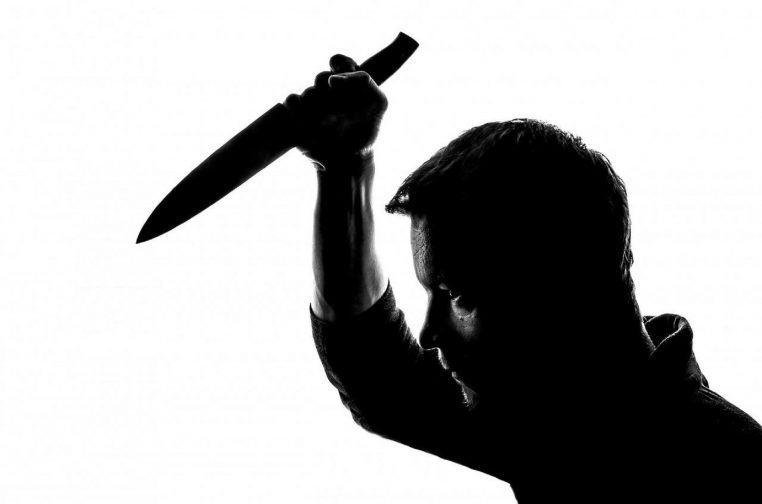 Abominable ! Un trentenaire crève les yeux de sa conjointe et lui assène une dizaine de coups de couteau !