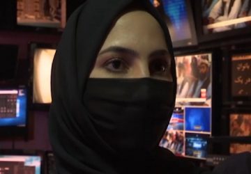 Après avoir tenté en vain de lutter, les journalistes afghanes apparaissent voilées à la télévision !