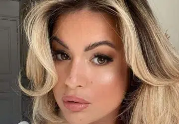 Carla Moreau blonde platine
