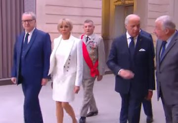 Cérémonie d'investiture de Macron : la tenue toute blanche de Brigitte détone à l'Élysée !