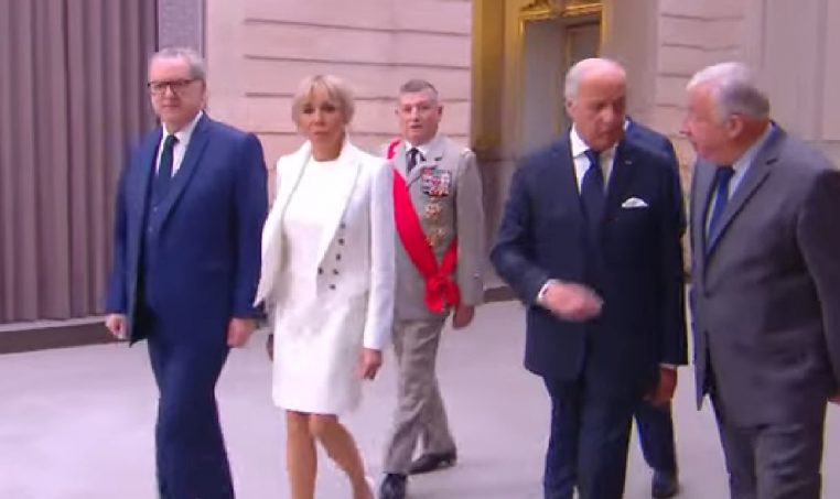Cérémonie d'investiture de Macron : la tenue toute blanche de Brigitte détone à l'Élysée !
