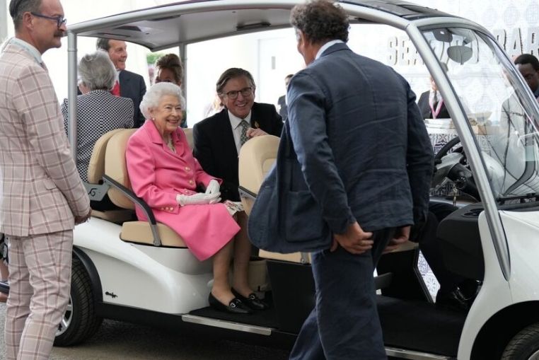 Elizabeth II voiture de golf
