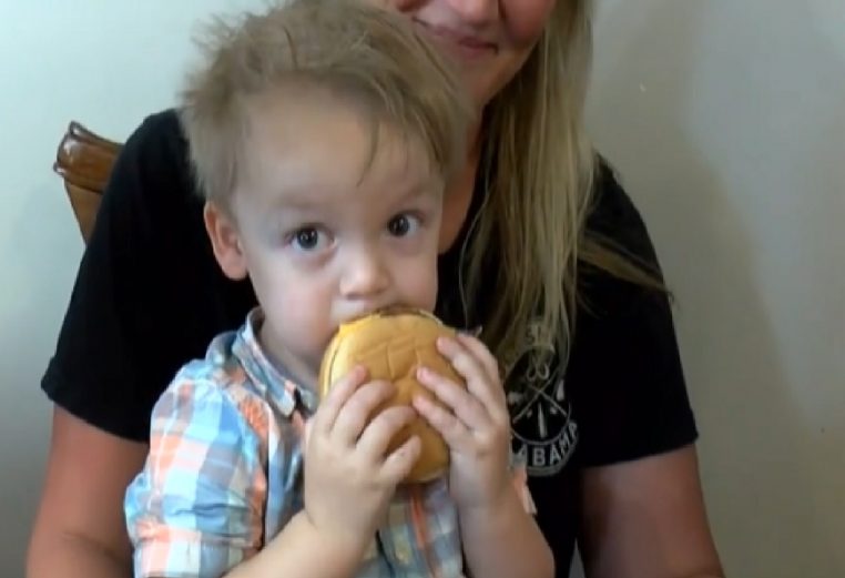 Elle reçoit par surprise 31 cheeseburgers McDonald's... Commandaient par son fils de 2 ans !