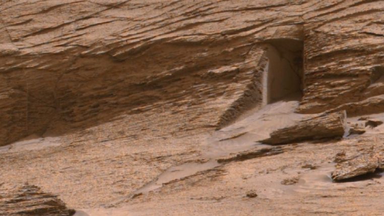 Incroyable ! Une étrange porte extraterrestre aurait-elle été découverte sur Mars ?