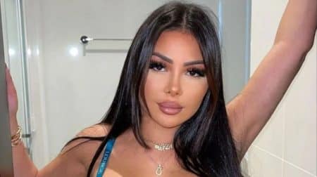 Maeva Ghennam décolleté XXL