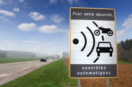Panneau-avertisseur-radar-route