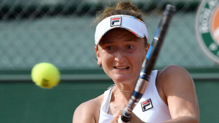 Perte de sang-froid à Roland-Garros, Irina-Camelia Begu jette sa raquette au sol qui rebondie et finit à proximité d'un enfant ! 