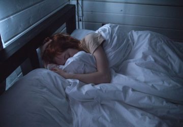 Homme qui s'introduit chez une femme