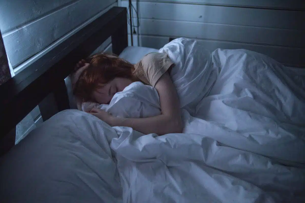 Homme qui s'introduit chez une femme