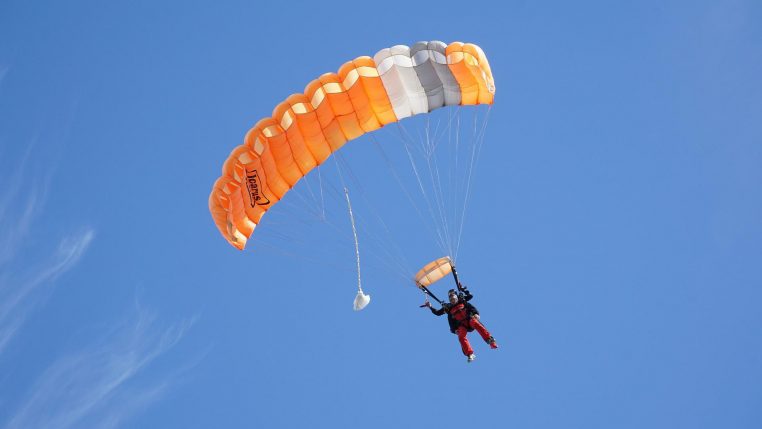 Strasbourg Une jeune femme de 23 ans meurt en sautant en parachute 
