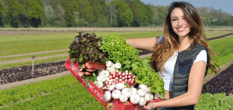 Delphine Wespiser pose pour les fruits et légumes d'Alsace