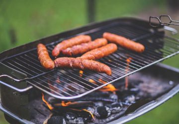 Piquer les saucisses avant cuisson au barbecue, une mauvaise pratique