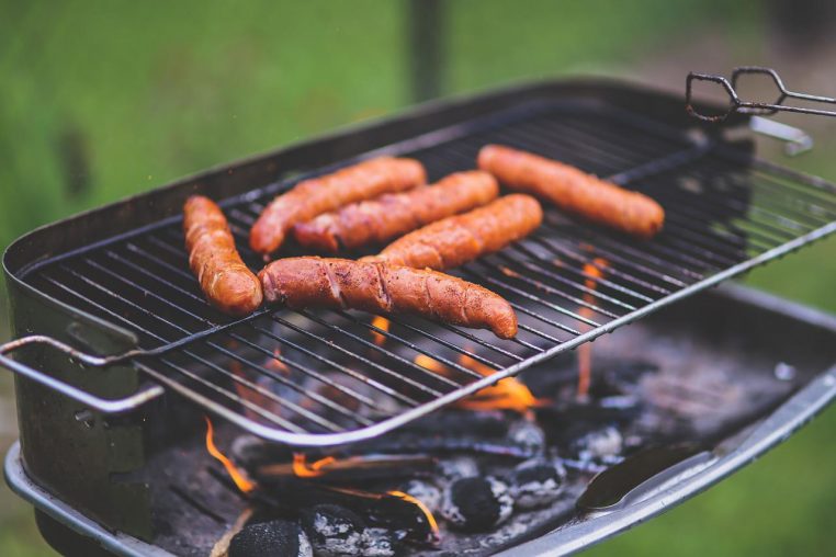 Piquer les saucisses avant cuisson au barbecue, une mauvaise pratique