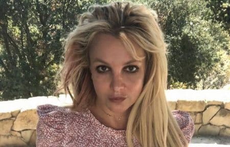 britney spears questionne seins jeune