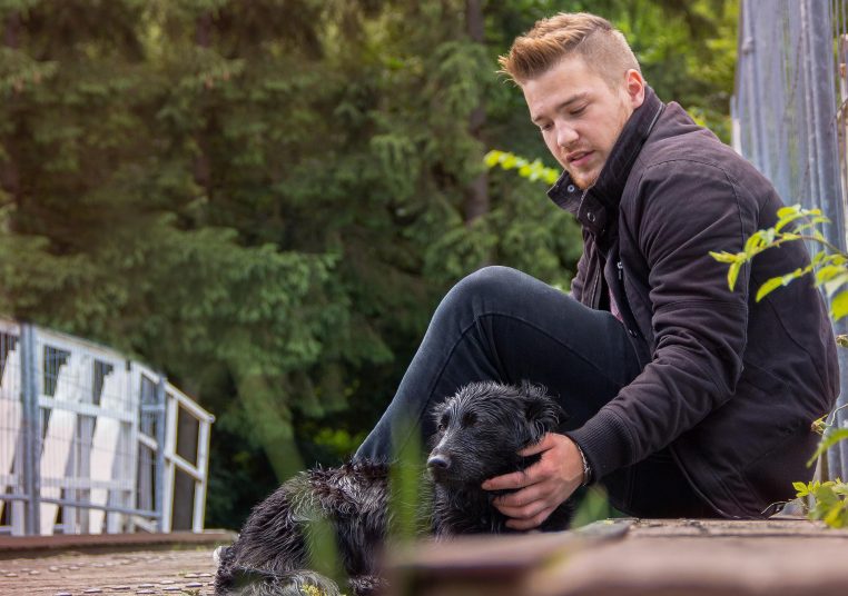 Selon une récente étude, les personnes qui possèdent un chien sont plus heureuses que celles qui n'en ont pas !