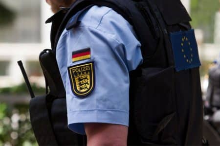 police allemagne attentat neonazi ecole adolescent