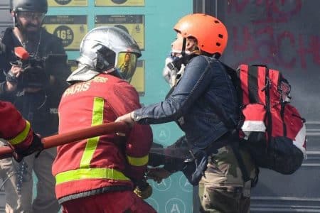 pompier frappé manifestante couteau marteau